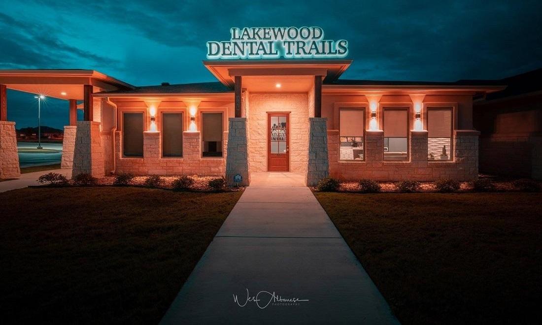 The night picture of the front part of Lakewood dental trail